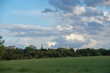 阴天的凯尔克拉德（Kerkrade'）天际线全景