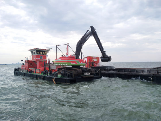 The crane sifting the water for wreckage