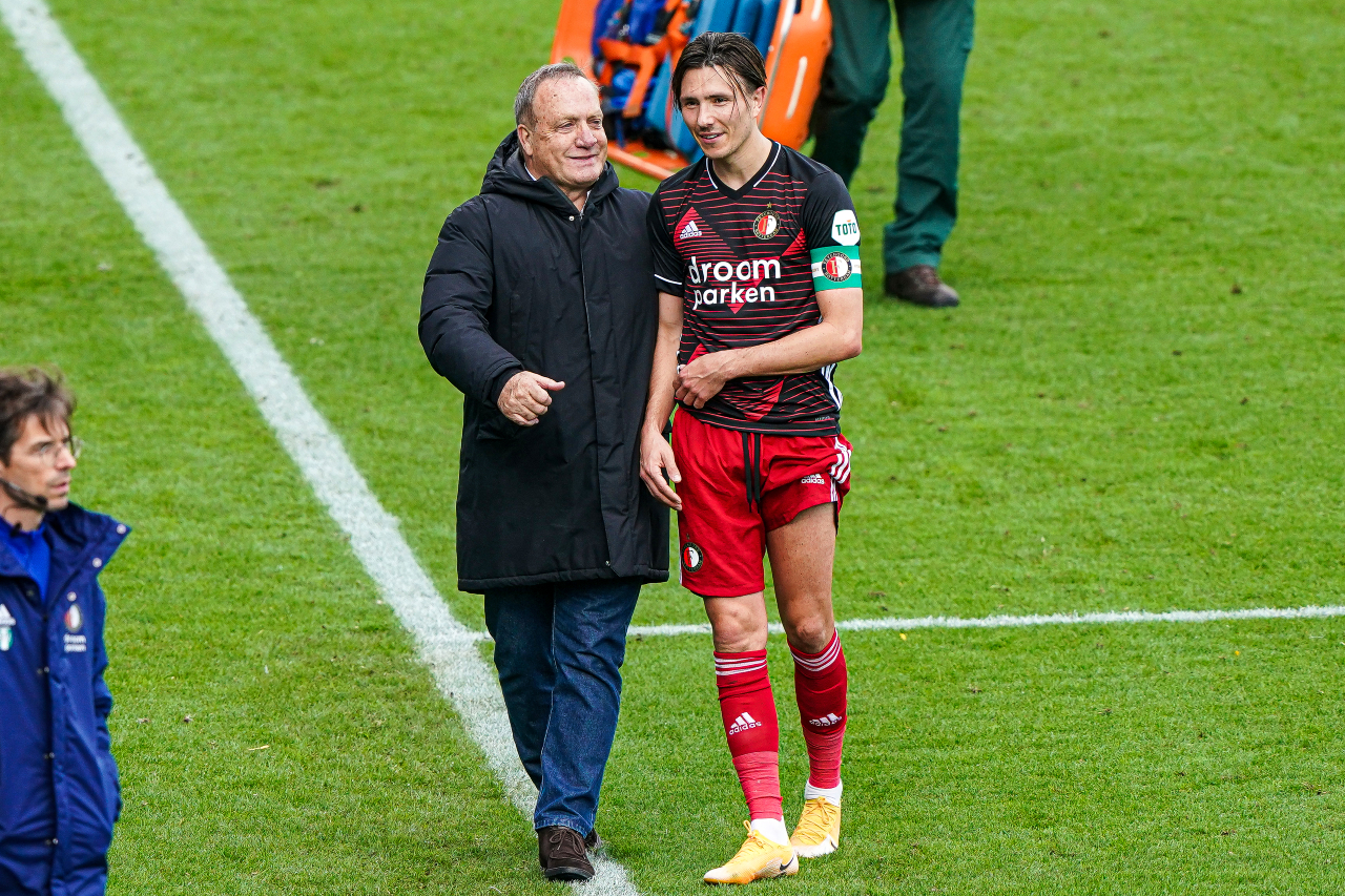 Feyenoord manager Dick Advocaat holding Steven Berghuis by the shoulders on the touchline.