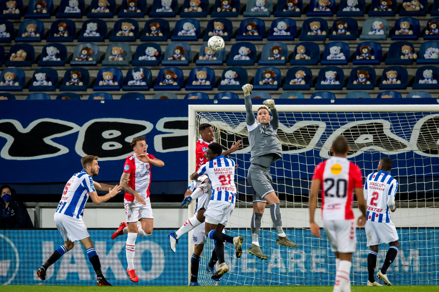 Heerenveen playing against Emmen in front of a stand filled with teddy bears.