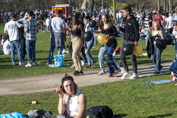 Parken gesloten, alcohol verboden terwijl jongeren massaal naar de zon trekken