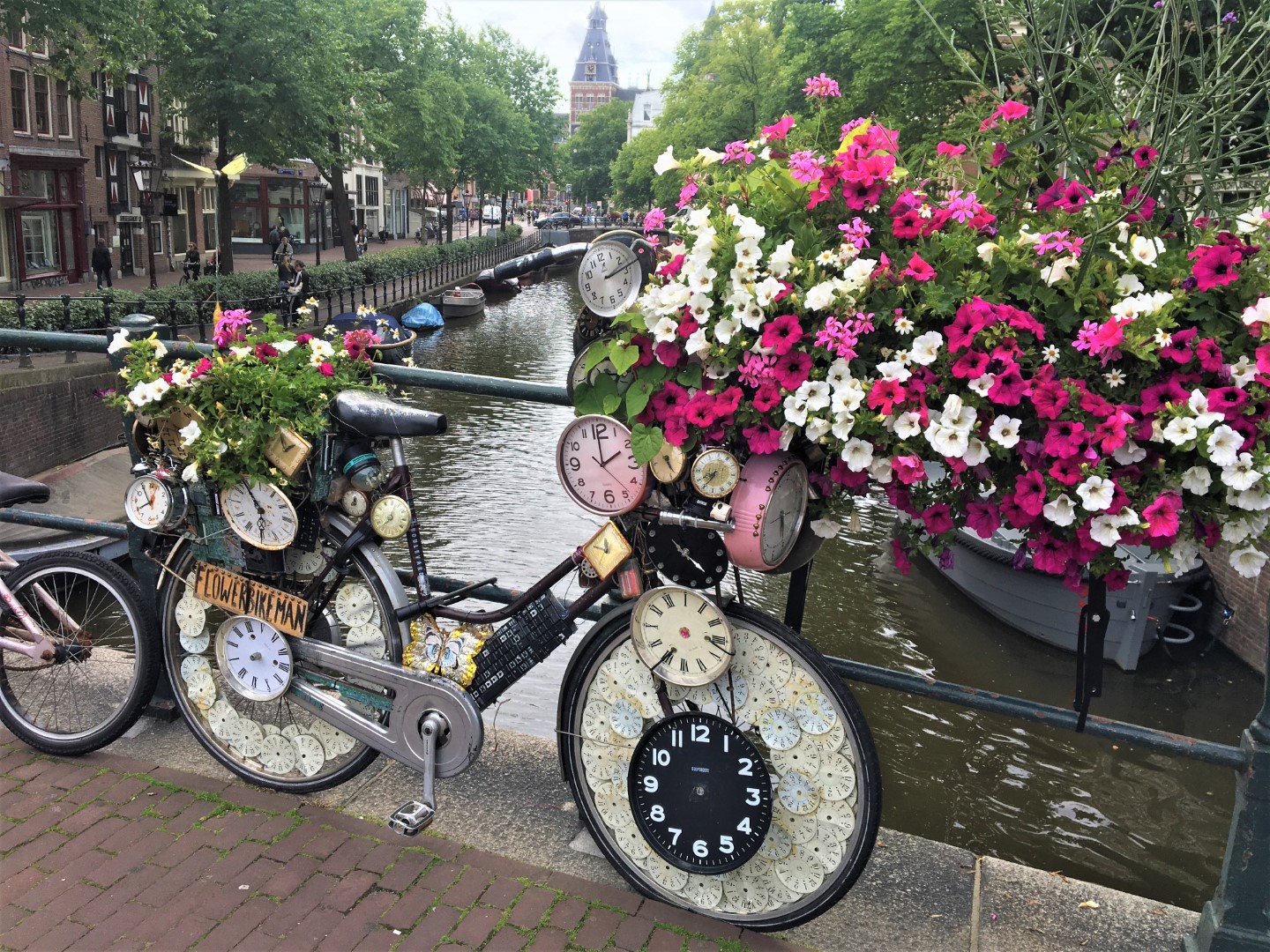 The Flower Bike Man bringing smiles to a city in crisis DutchNews.nl