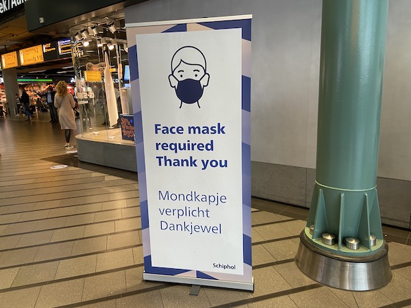 Nederlandse luchtvaartmaatschappijen verwijderen mondkapjes uit angst voor agressieve passagiers