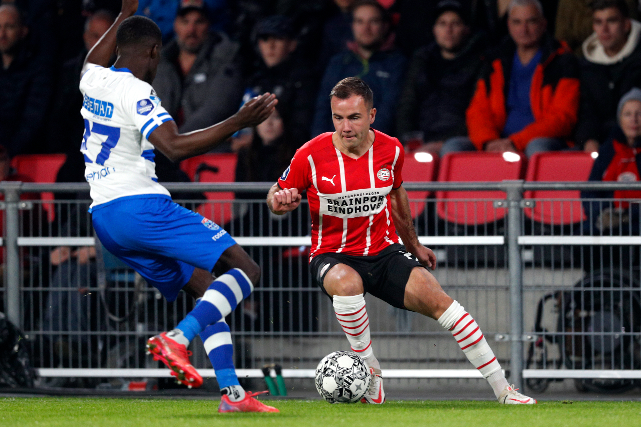 PSV stay behind PEC to keep in touch with Ajax ahead of showdown