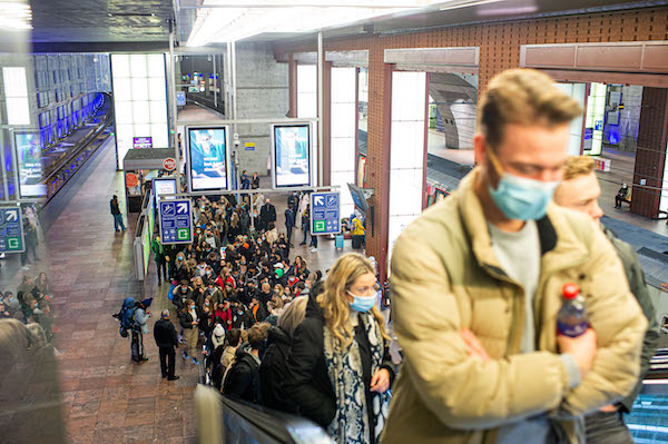 Drukke straten en extra treinen terwijl Nederlandse dagelijkse reizigers massaal naar België trekken