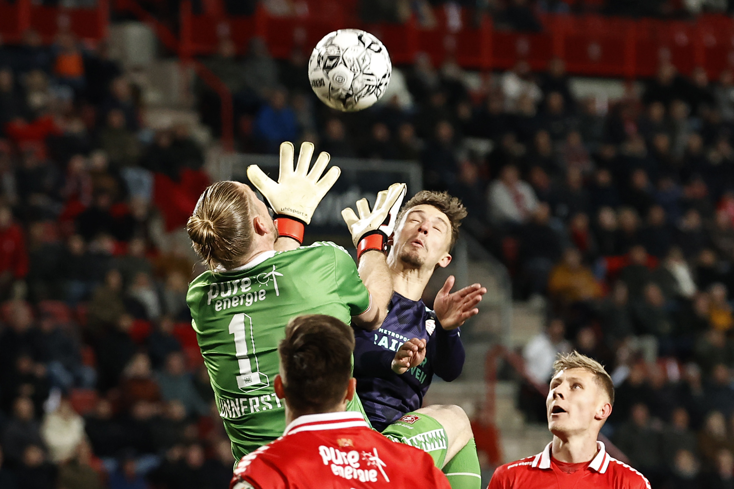 Ajax schuurt uit in Croningen en laat PSV-punten vallen op NSHT