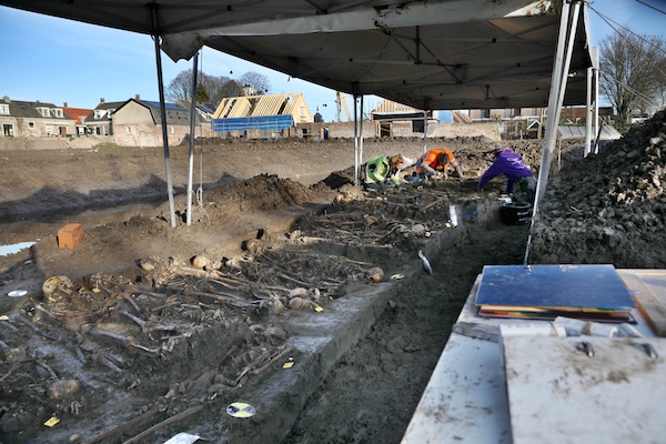 Skeletons found in Vianen mass grave mostly English soldiers - DutchNews.nl