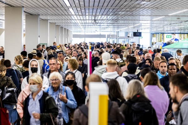 Breng comfortabele schoenen mee, zegt Shipol tegen passagiers terwijl de vakbond actie onderneemt