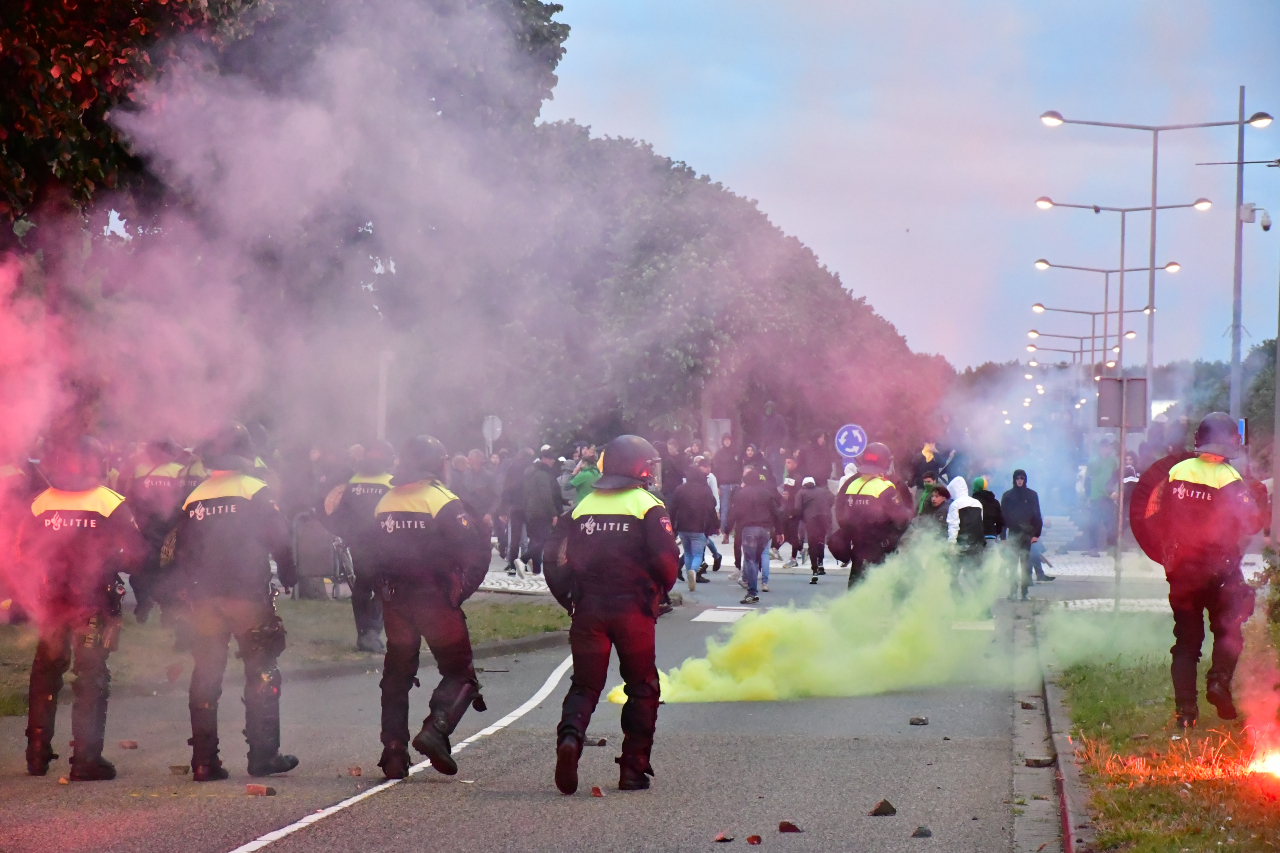 Håndbog Hele tiden Vurdering Riot police attacked after ADO Den Haag lose dramatic play-off final -  DutchNews.nl