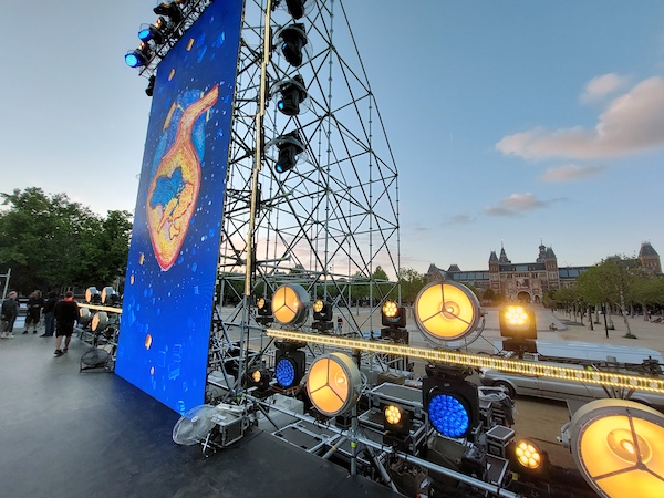 Songfestivalsterren nemen deel aan inzamelingsactie in Oekraïne op Museumplein in Amsterdam