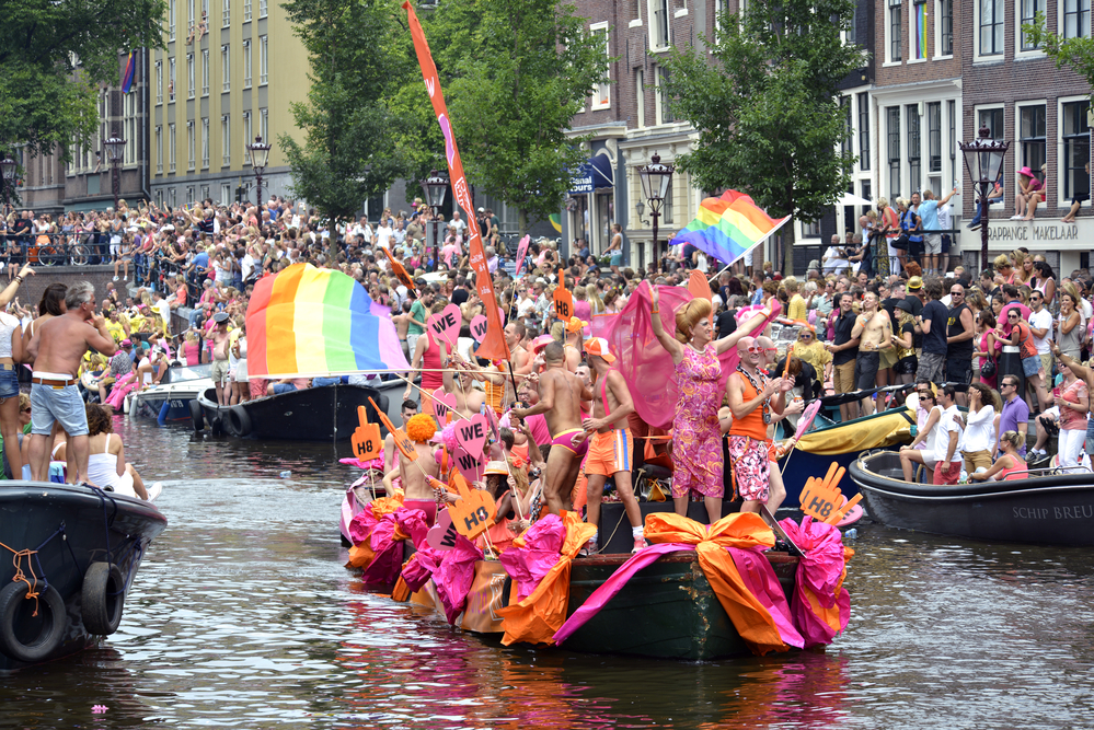 Amsterdam Pride viert 80 boten op de grachten van de stad