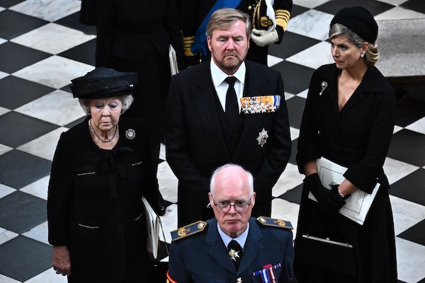 De Nederlandse koninklijke familie woonde de begrafenis van de Britse koningin Elizabeth bij