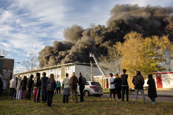 Er is brand uitgebroken bij een containercomplex in Amsterdam