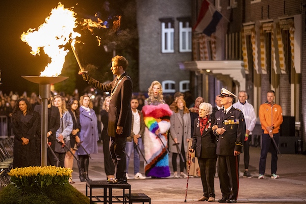 96-jarige Britse soldaat trapt de viering van de Onafhankelijkheidsdag af