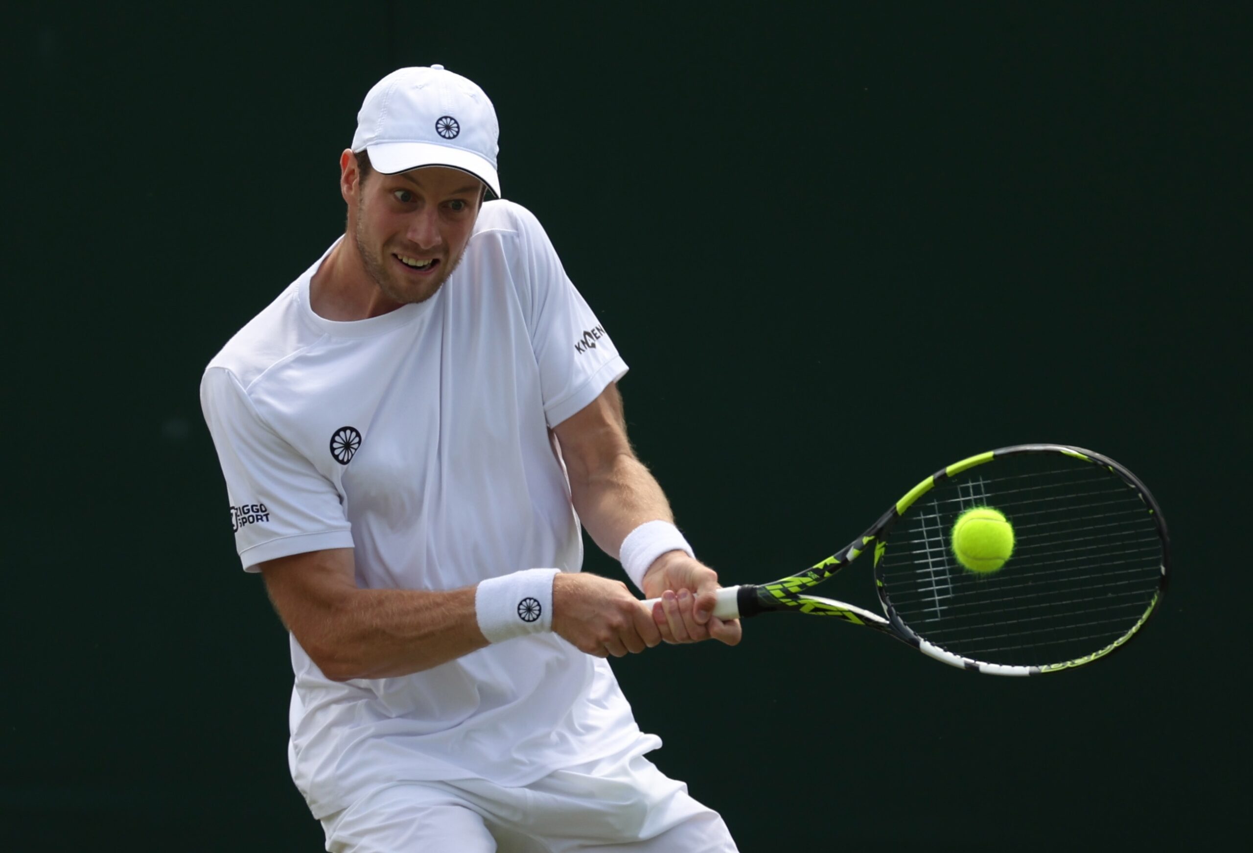 Van de Zandschulp wins in five sets to reach R2 at Wimbledon