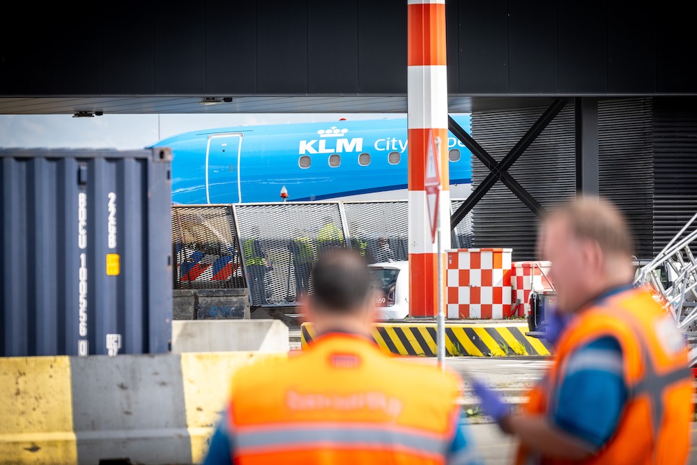 Op Schiphol komt één persoon om het leven nadat KLM Cityhopper ontspoort