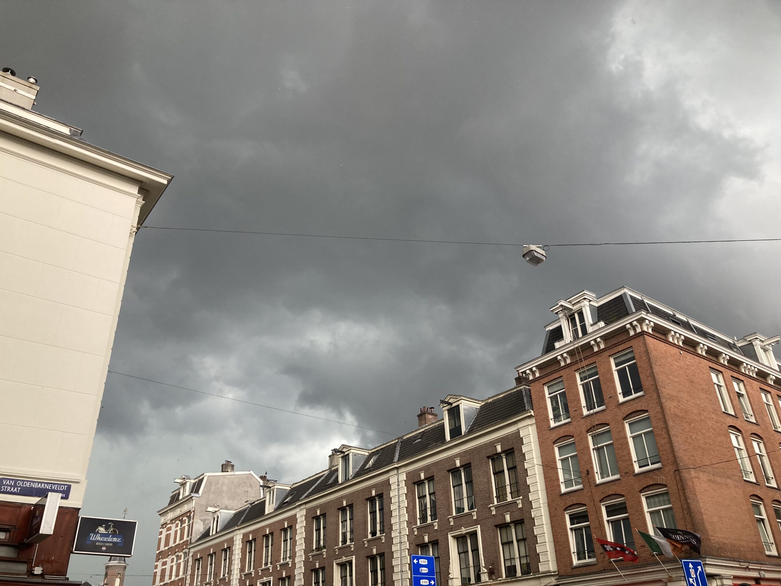 Stormen zorgen voor recordopstoppingen en plotselinge overstromingen in Nederland