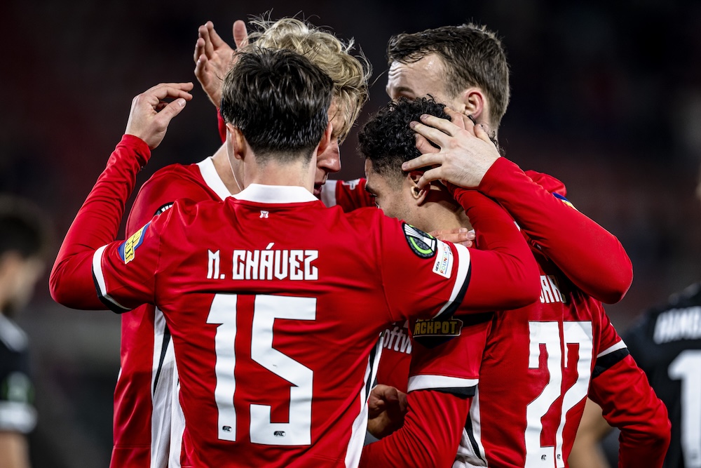 AZ bereikt knock-out van de Conference League door 4-0-zege op Noah AZ bereikt knock-out van de Conference League door 4-0-zege op Noah