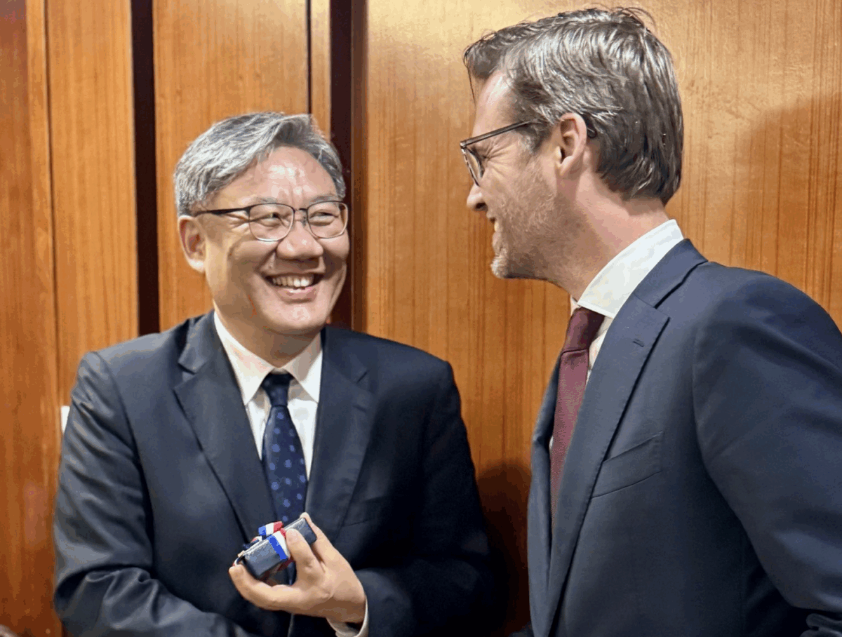 Nederlandse minister leidt ondanks sancties handelsmissie naar China Nederlandse minister leidt ondanks sancties handelsmissie naar China