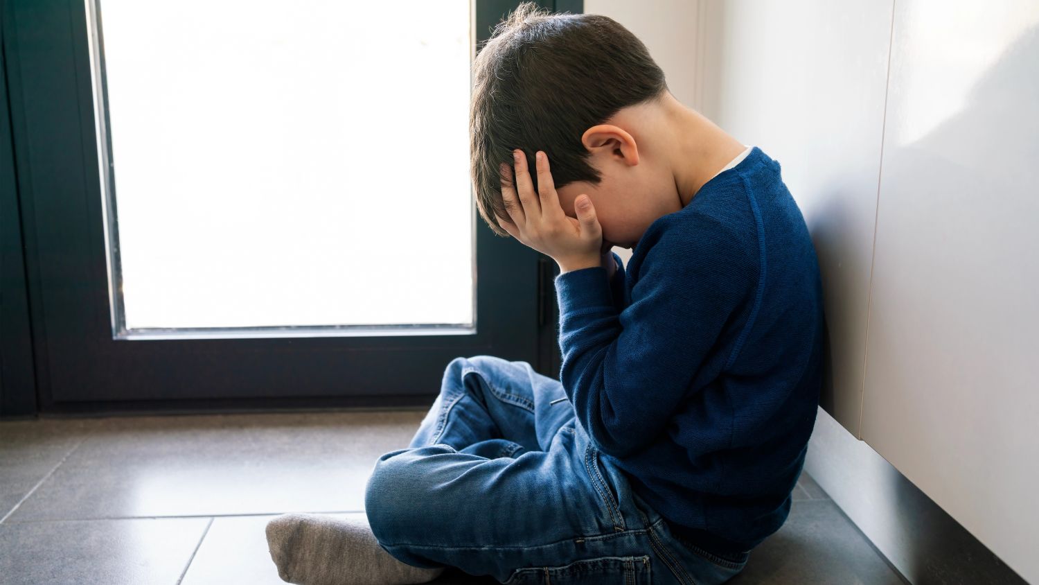 Nieuwe campagne roept Nederlandse volwassenen op om kindermisbruik eerder te signaleren Nieuwe campagne roept Nederlandse volwassenen op om kindermisbruik eerder te signaleren