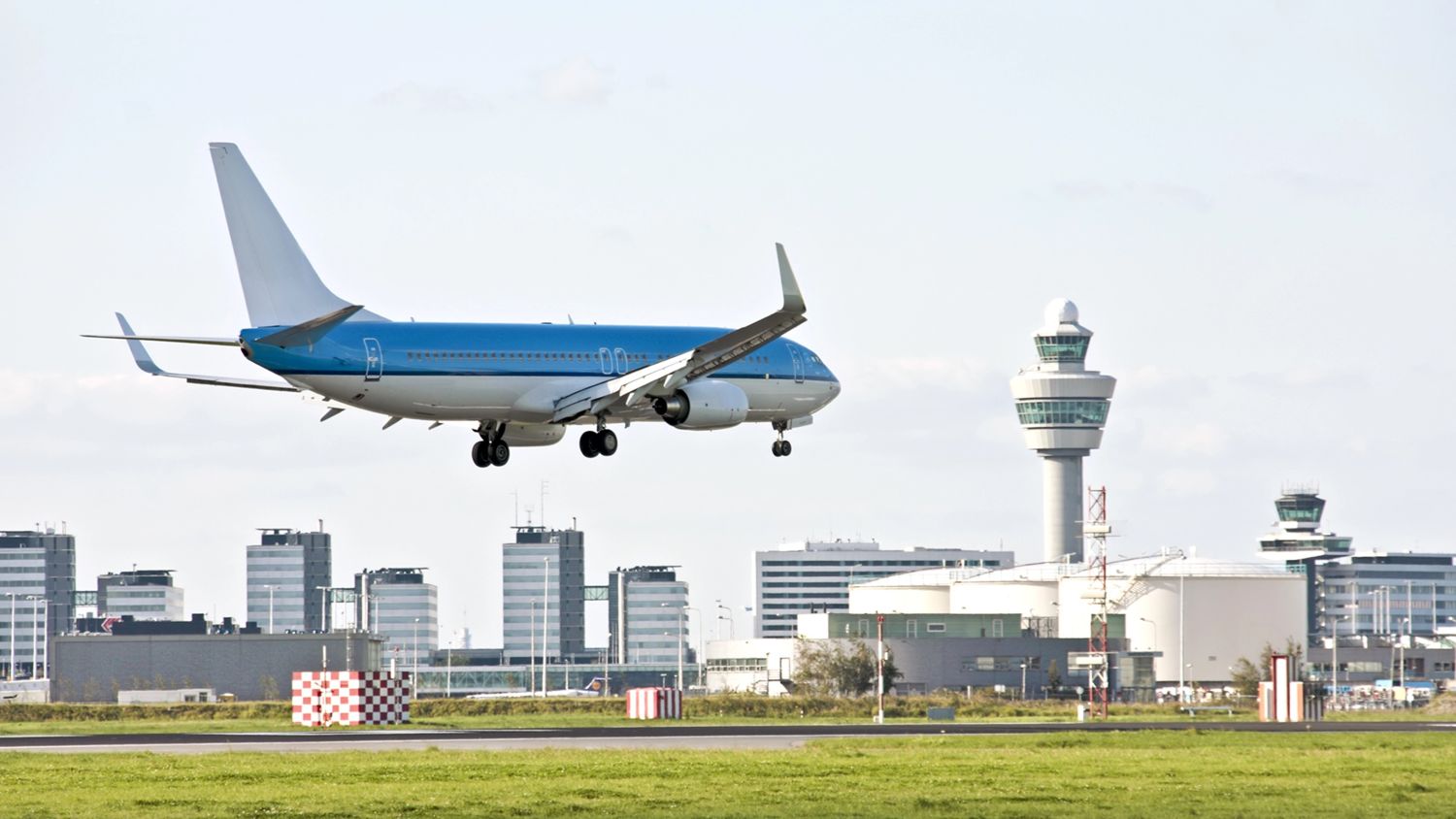 Eerste daling van vliegtuigpassagiers sinds Covid als sneeuw, oorlog trof Schiphol Eerste daling van vliegtuigpassagiers sinds Covid als sneeuw, oorlog trof Schiphol