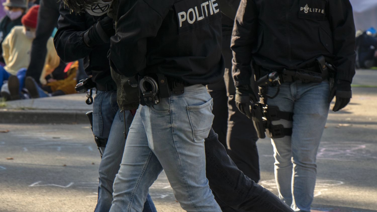 Twee Nederlandse mannen gearresteerd wegens medeplichtigheid aan Russische cyberaanvallen Twee Nederlandse mannen gearresteerd wegens medeplichtigheid aan Russische cyberaanvallen
