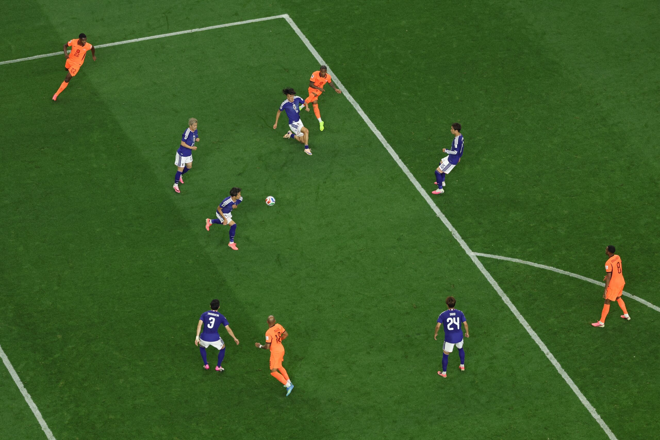 Koeman verdedigt wissels nadat Oranje 2-2 gelijk speelde tegen Japan Koeman verdedigt wissels nadat Oranje 2-2 gelijk speelde tegen Japan