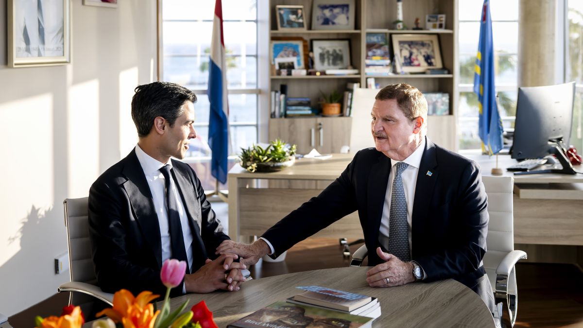 Arubaanse premier Eman kondigt verrassend ontslag aan Arubaanse premier Eman kondigt verrassend ontslag aan