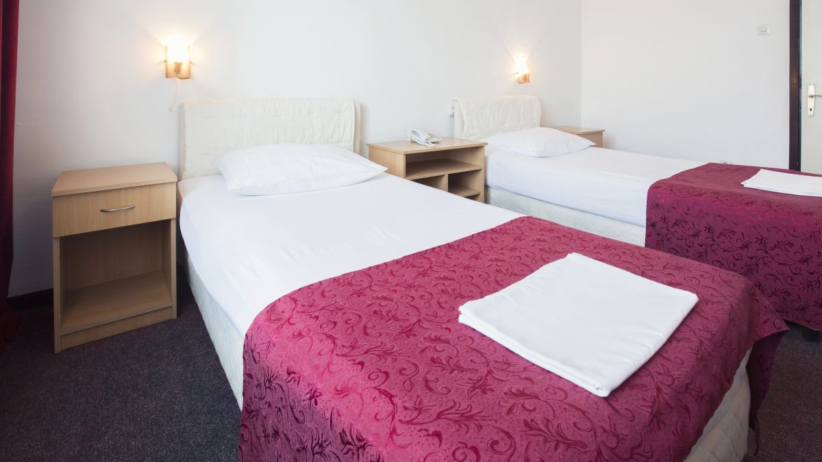 Ruim honderd Nederlandse meisjes gedwongen tot prostitutie in het buitenland Ruim honderd Nederlandse meisjes gedwongen tot prostitutie in het buitenland