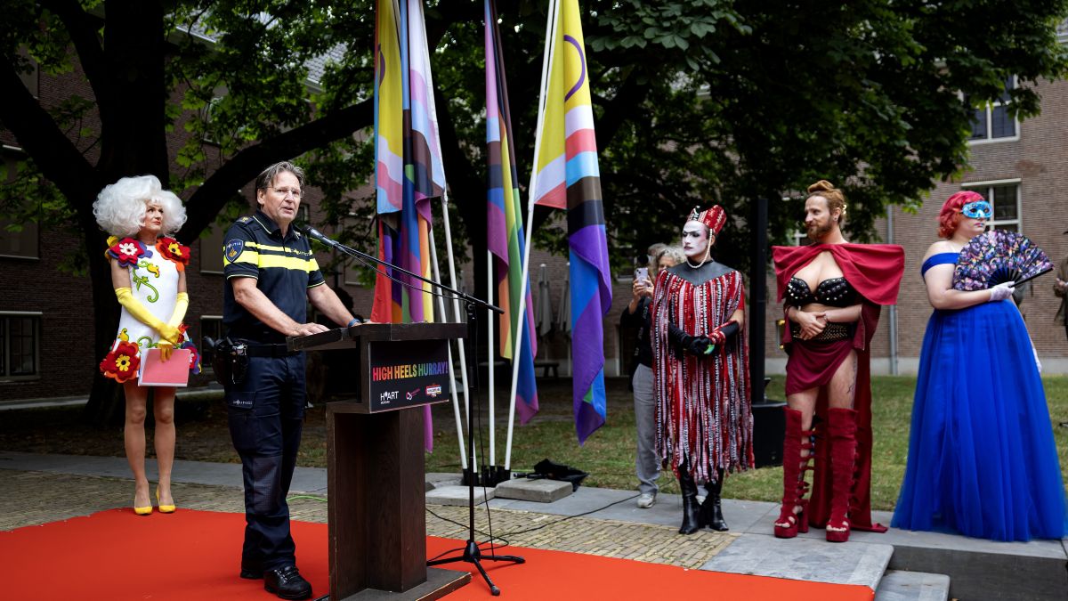 De politiechef van Amsterdam belooft veiligheid voorafgaand aan WorldPride De politiechef van Amsterdam belooft veiligheid voorafgaand aan WorldPride