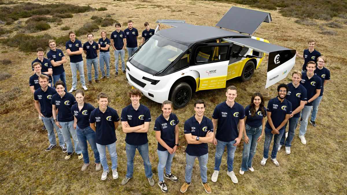 Eindhovense studenten bouwen ‘s werelds eerste ambulance op zonne-energie Eindhovense studenten bouwen ‘s werelds eerste ambulance op zonne-energie