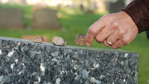 Euthanasie is verantwoordelijk voor bijna 6% van de Nederlandse sterfgevallen, zo blijkt uit het rapport Euthanasie is verantwoordelijk voor bijna 6% van de Nederlandse sterfgevallen, zo blijkt uit het rapport