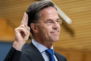 Mark Rutte takes the oath before giving evidence to the parliamentary inquiry. Photo: Remko de Waal/ANP