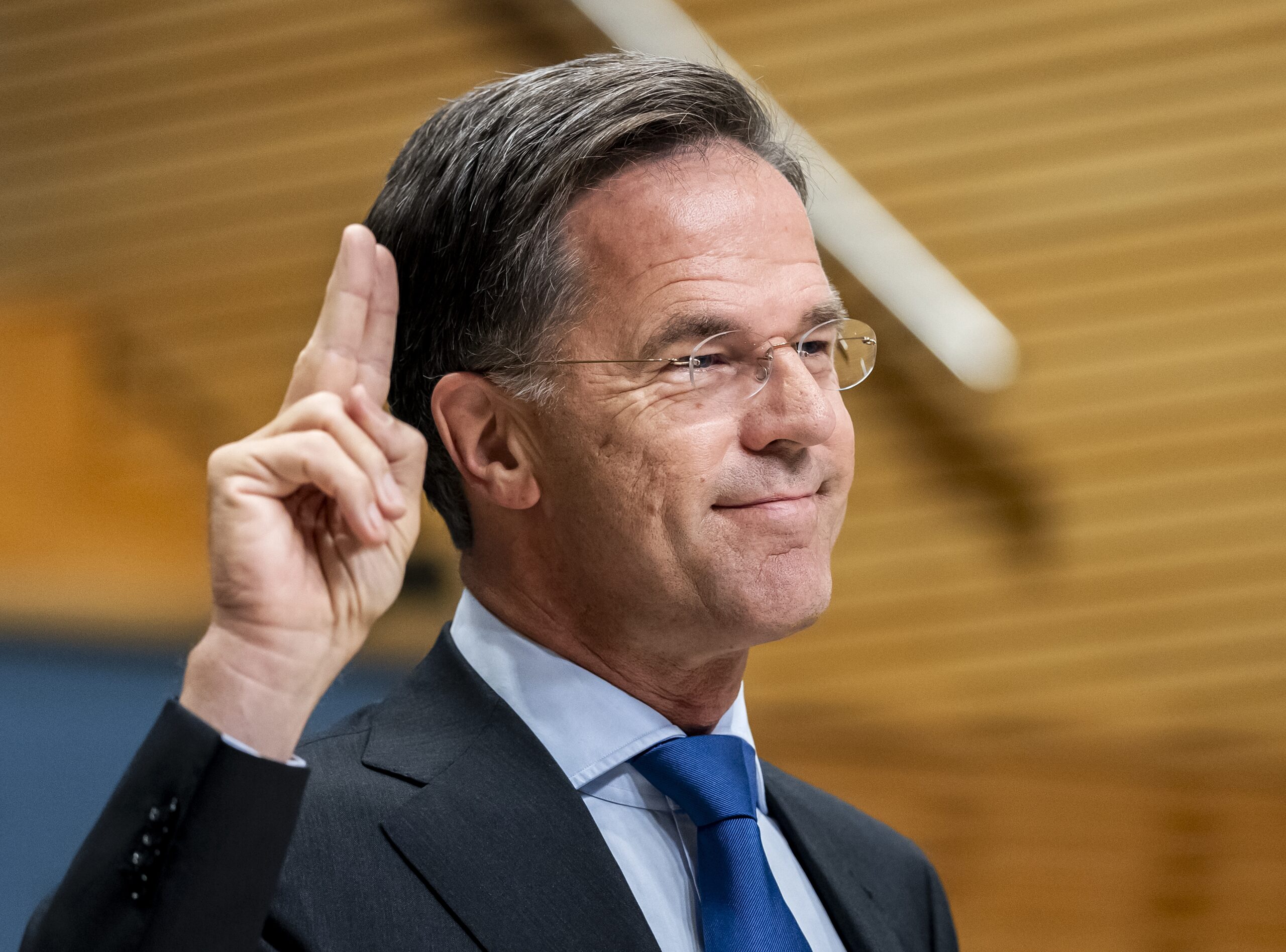 Mark Rutte takes the oath before giving evidence to the parliamentary inquiry. Photo: Remko de Waal/ANP