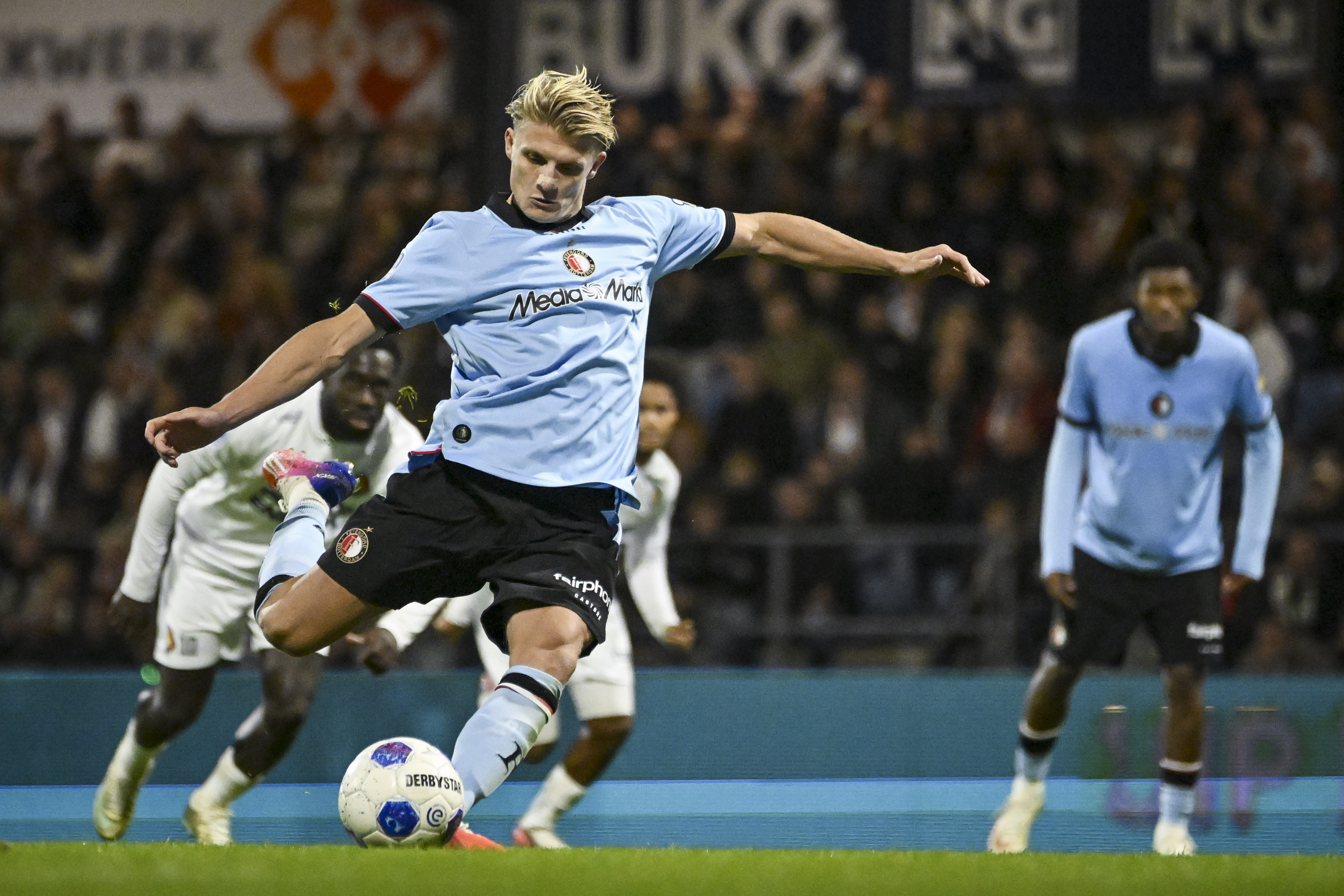 Feyenoord stretch lead ahead of Eredivisie top clash against PSV