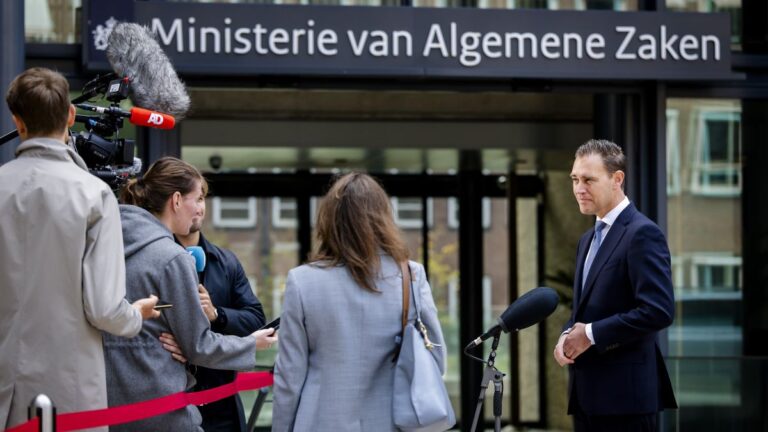 Compact Tio2 Sem Cabinet backtracks on box 3 tax plans for small savings - DutchNews.nl